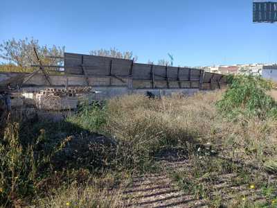 ...ma anche del materiale edilizio abbandonato e una recinzione in legno ormai cadente